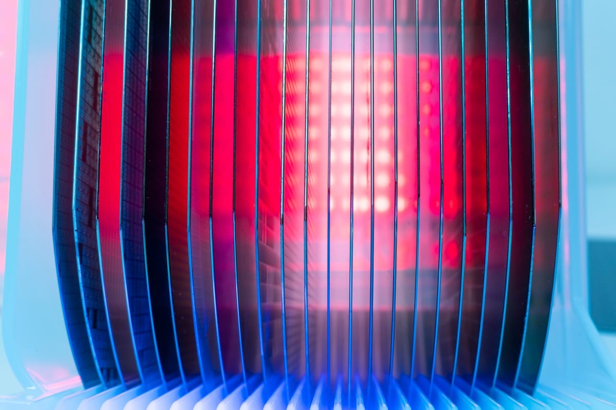 High-temperature semiconductor diffusion furnace using SiC boats and pedestals